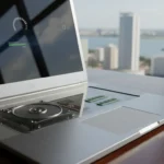 Notebook com lentidão e hardware em evidência, alertando sobre riscos ao comprar computador baseado apenas no preço.