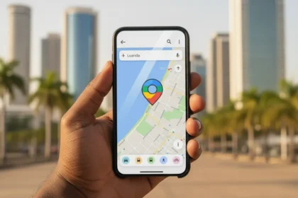 Smartphone com o Google maps novo icone em destaque, exibindo o design atualizado para os sistemas Android e iOS.