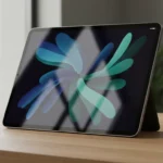 Novo iPad Air com chip M4 em ângulo diagonal exibindo a tela vibrante e o acabamento metálico premium da Apple.