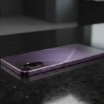 Smartphone Samsung Galaxy M17e 5G em destaque frontal com sobreposição gráfica de preço e luzes neon laterais.