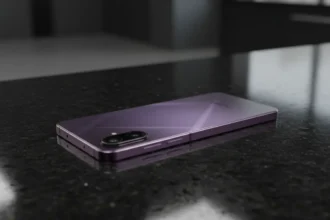 Smartphone Samsung Galaxy M17e 5G em destaque frontal com sobreposição gráfica de preço e luzes neon laterais.