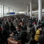 Fila longa na segurança de aeroporto americano; alerta importante para quem planeja viajar nos EUA esta semana.